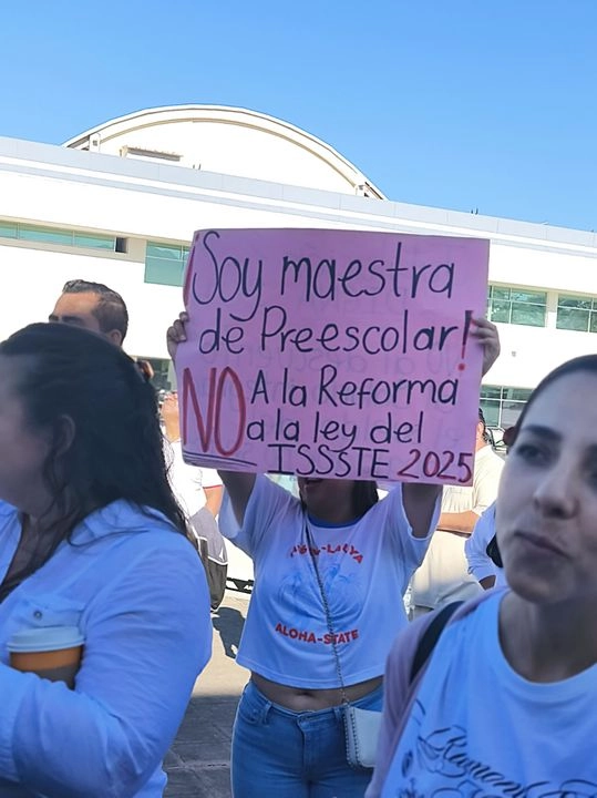 Docentes de Puerto Vallarta se manifestaron en contra de la reforma a la Ley del Issste que promueve el gobierno federal. Foto