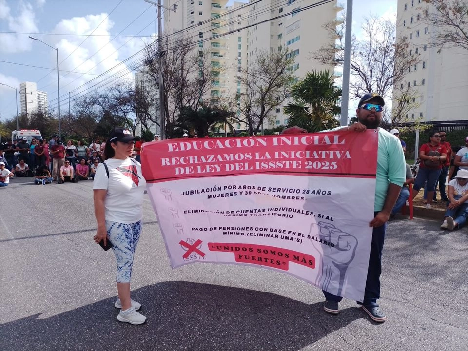 Los maestros inicialmente bloquearían los cuerpos de subida de la avenida Bonampak, pero finalmente cerraron el paso en ambos sentidos y amenazaron cm con estrangular las avenidas torales del primer cuadro de la ciudad de Cancún. Foto 