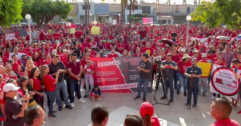  los maestros inconformes rechazaron realizar una comisión para acudir a la casa de gobierno y anunciaron que plantearán más medidas de protesta. Foto  Juan C. Flores