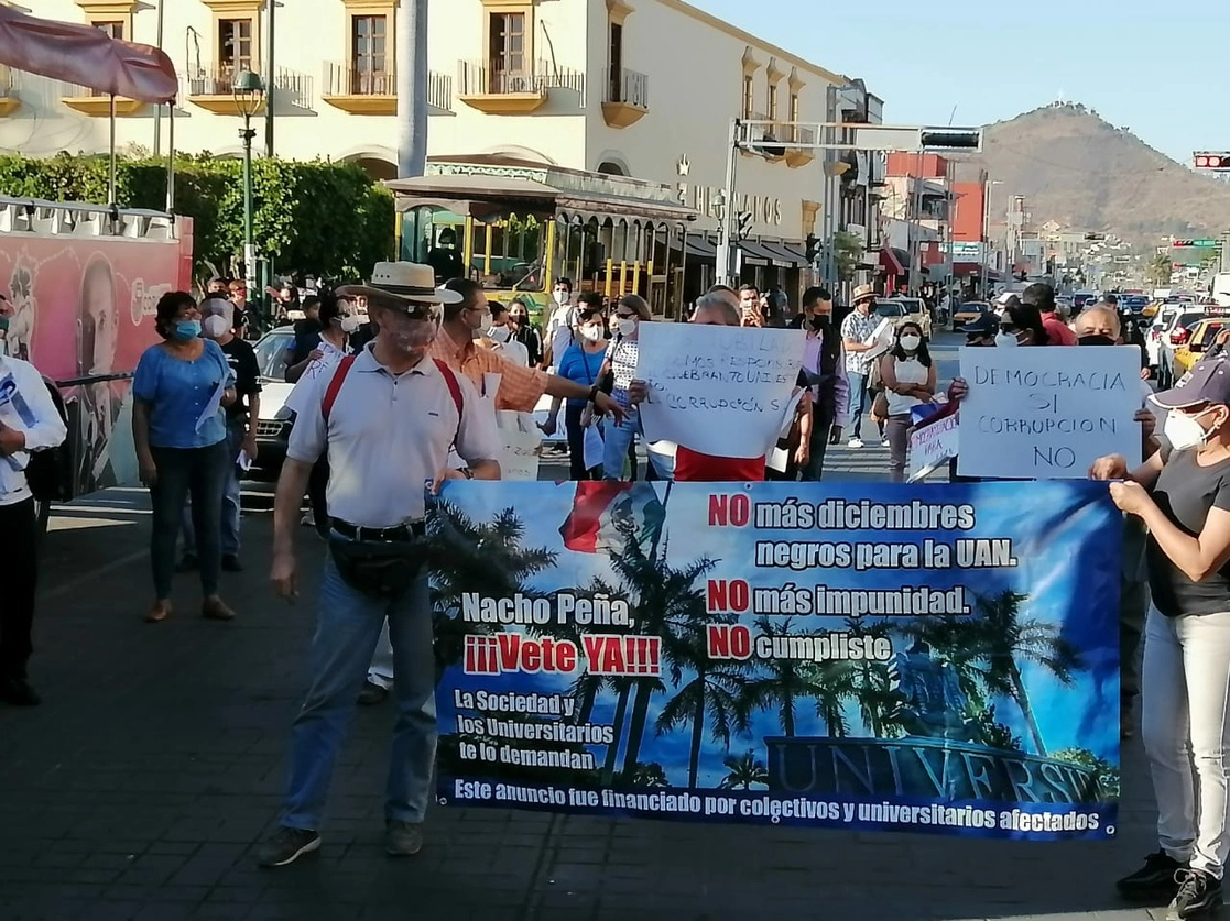 Los profesores y alumnos salieron a marchar para exigir la renuncia. Foto Myriam Navarro