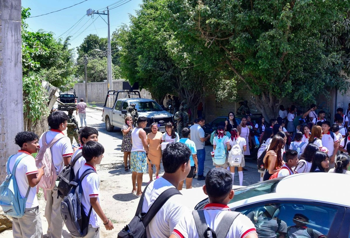 Lamentablemente debido al cierre de la escuela, los alumnos “se vieron en la necesidad de recibir clases en la calle; en tanto que los maestros y personal administrativo, permanecen firmes en su decisión de no reanudar actividades dentro del plantel hasta que sus demandas sean atendidas”.
