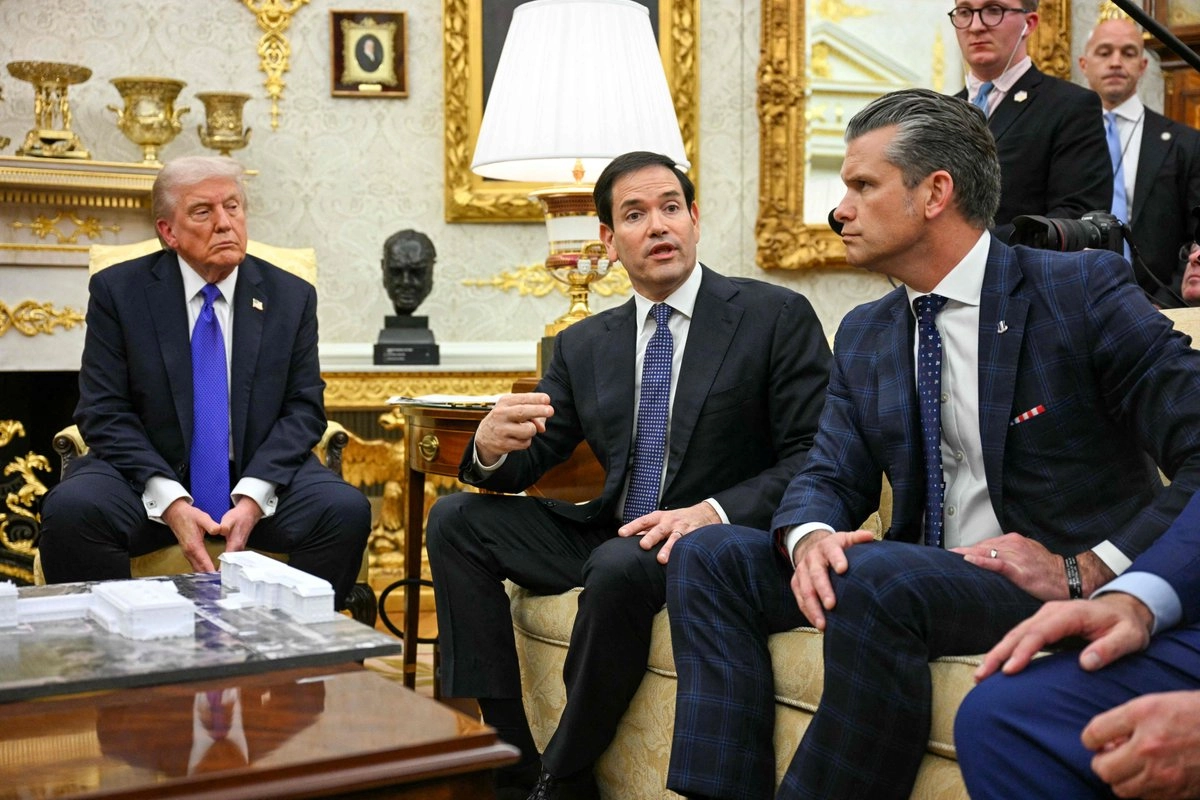 El presidente Donald Trump y los secretarios de Estado, Marco Rubio, y de Guerra, Pete Hegseth, durante una conferencia en el Despacho Oval de la Casa Blanca. Foto