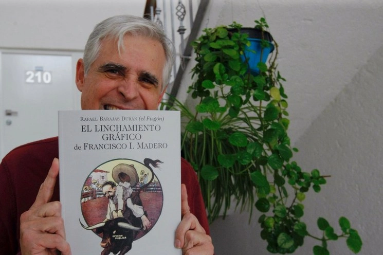 Rafael Barajas 'El Fisgón', con un ejemplar de 'El linchamiento gráfico de Francisco I. Madero'. Foto Roberto García Ortiz