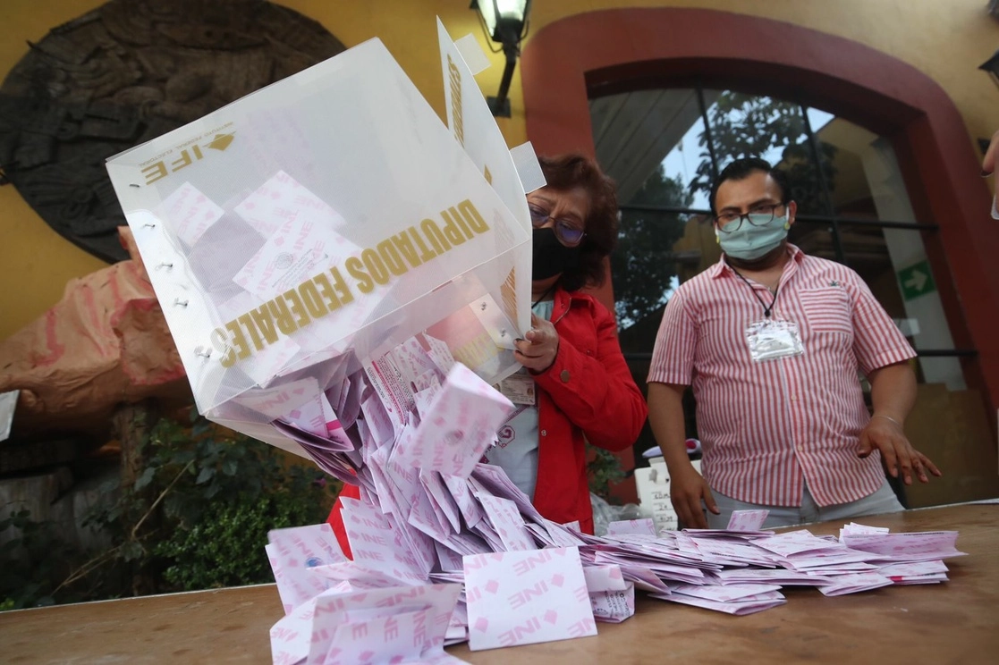 Aspectos durante el conteo de votos en una casilla de la CDMX. Foto Luis Castillo