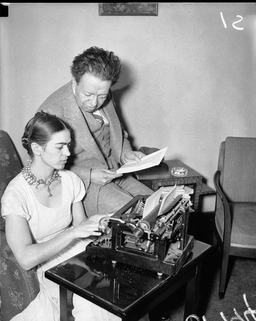 Los artistas mexicanos Diego Rivera y su esposa Frida Kahlo aparecen en Nueva York el 11 de mayo de 1933. Foto Ap