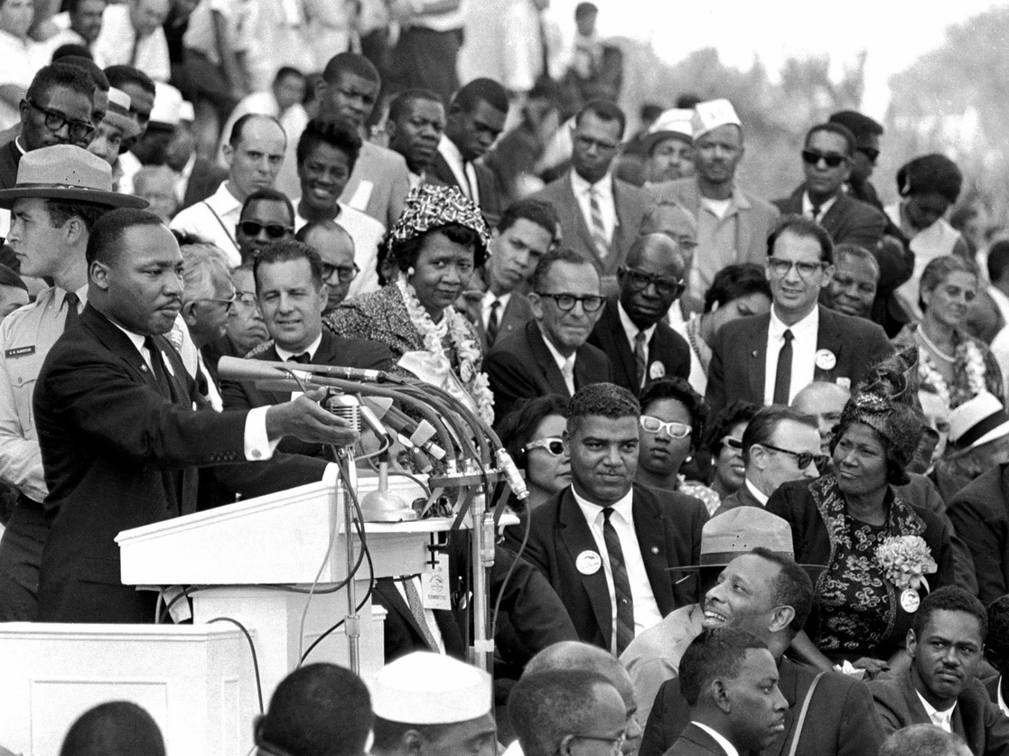 El reverendo Martin Luther King Jr., director de la Conferencia de Liderazgo Cristiano del Sur, habló a miles de personas durante su discurso "Tengo un sueño" frente al Lincoln Memorial, en Washington, el 28 de agosto de 1963. Foto Ap