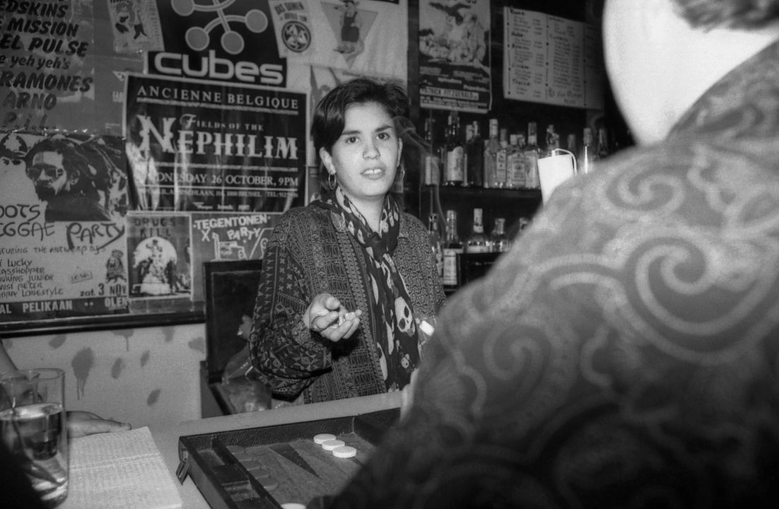 Brisa Vázquez, cofundadora del Tutti Frutti, atendiendo la barra.
