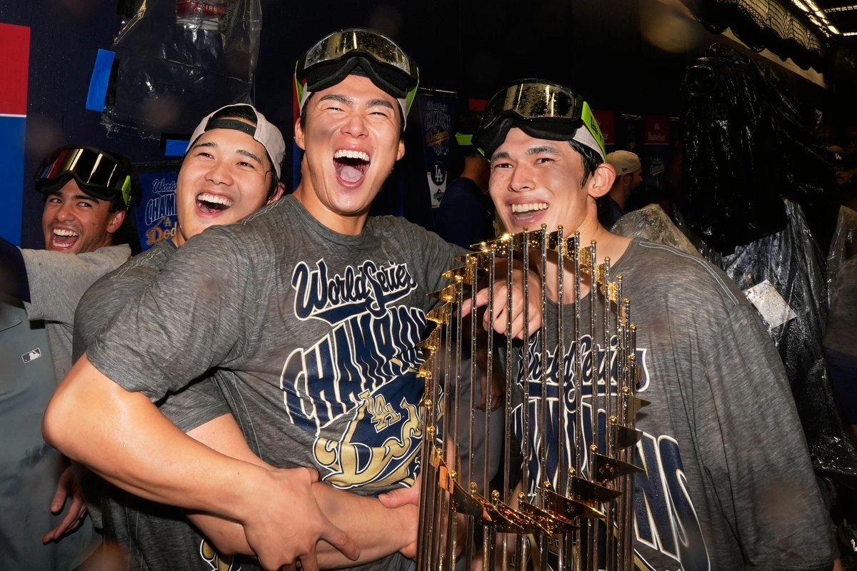 Los lanzadores de los Dodgers de Los Ángeles, Shohei Ohtani, Yoshinobu Yamamoto y Roki Sasaki, celebran su victoria contra los Azulejos de Toronto en el Juego siete de la Serie Mundial de beisbol, el 2 de noviembre de 2025. Foto