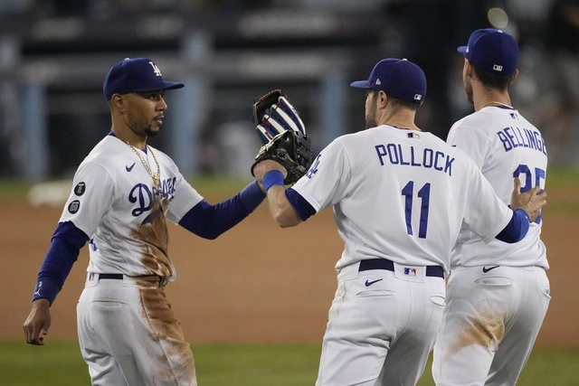 Beisbolistas de los Dodgers de Los Ángeles festejan al término del encuentro. Foto Ap