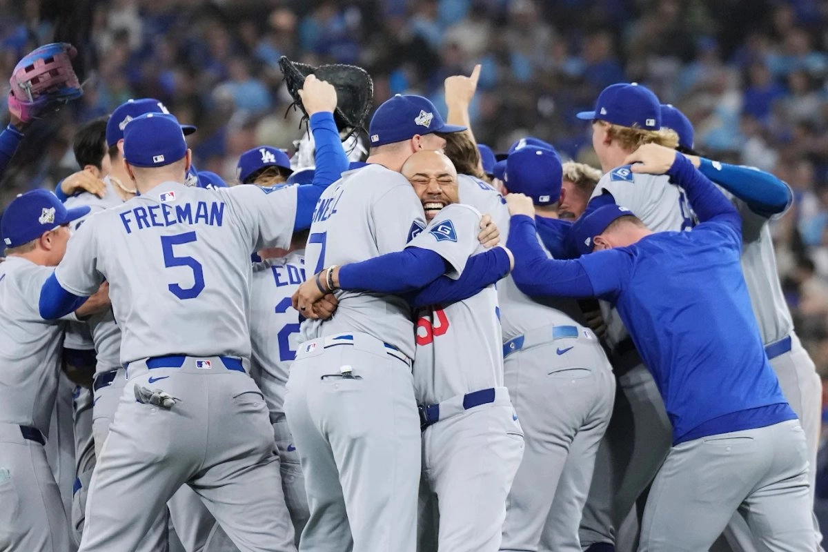 El equipo de Los Ángeles consiguió el noveno título de su historia justo en el día que Fernando Valenzuela hubiera cumplido 65 años. El partido se definió en la undécima entrada con un jonrón de Will Smith para poner el marcador 5-4 sobre Azulejos. El mexicano Alejandro Kirk bateó para doble play en el último turno por Toronto. 