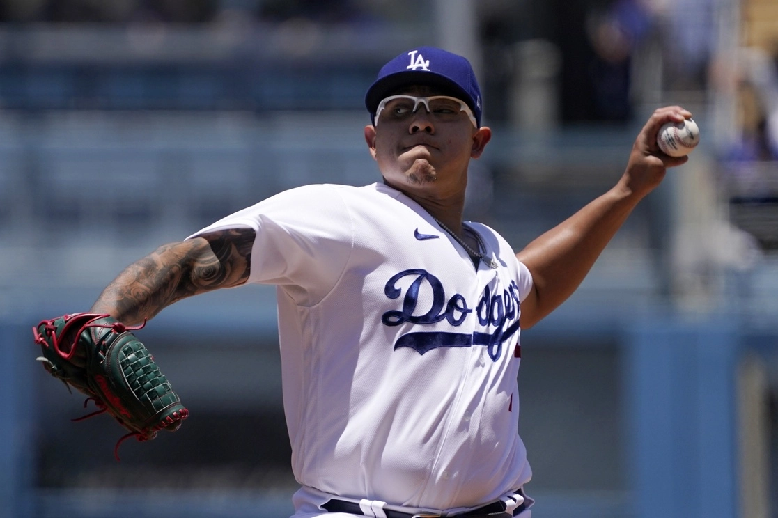 Julio Urías lanza al plato durante la primera entrada del encuentro de los Dodgers de Los Ángeles contra los Mets de Nueva York . Foto Ap