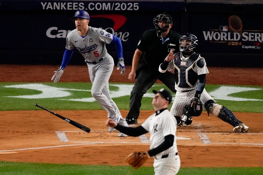 Freddie Freeman (5) conecta el jonrón de dos carreras en la primera entrada. Foto Ap