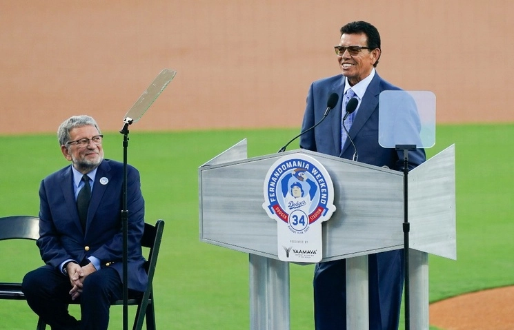 Fernando Valenzuela (der.) durante el homenaje que los Dodgers de Los Ángeles rindieron al ex beisbolista mexicano, al retirar el número 34, con el que desarrolló su carrera en la novena angelina. Foto Ap.