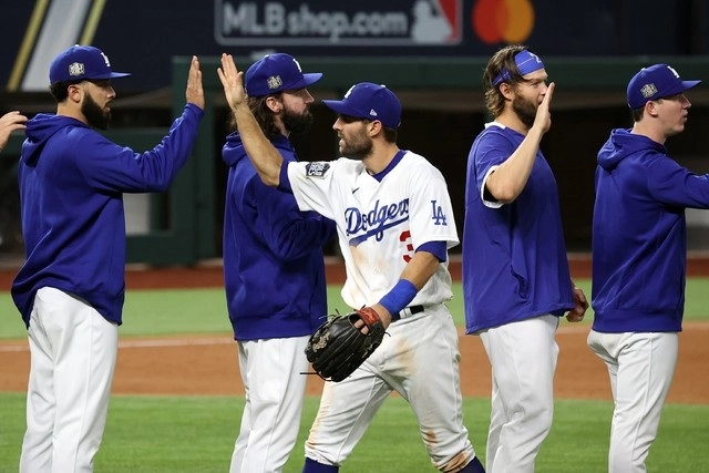 Jugadores de Los Ángeles Dodgers festejan al término del encuentro. Foto Afp
