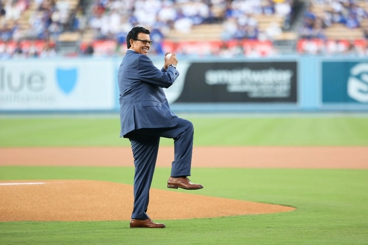 El Dodger Stadium ya luce el dorsal del 'Toro de Etchohuaquila' junto al de otros míticos jugadores del equipo de Los Ángeles. El pelotero lanzó ayer la primera bola en su sentido homenaje. Foto @LosDodgers