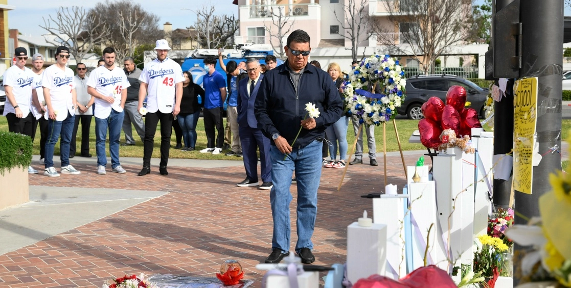 El ex Dodgers de Los Ángeles y actual locutor en español Fernando Valenzuela se prepara para colocar una flor en un memorial improvisado el viernes 3 de febrero de 2023 para las víctimas que fueron asesinadas en el Star Ballroom Dance Studio en Monterey Park. Foto Ap