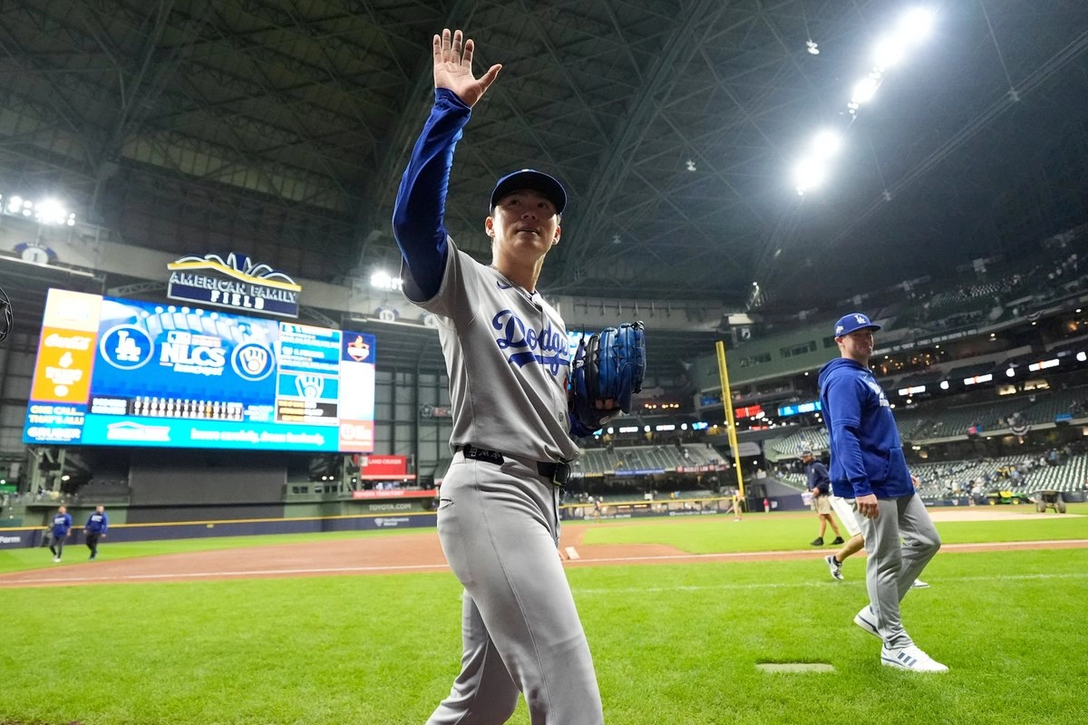 Aunque concedió un jonrón en su primera intervención, el japonés Yoshinobu Yamamoto fue el protagonista de la noche al ser el primer lanzador de los Dodgers que juega un partido de playoffs completo en 21 años. Foto