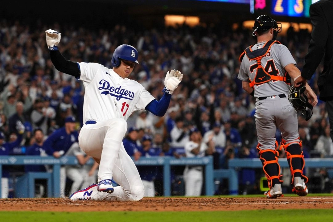 Los Dodgers de Los Ángeles extendieron este sábado su inicio perfecto de la temporada con una victoria de 7-3 sobre los Tigres de Detroit.