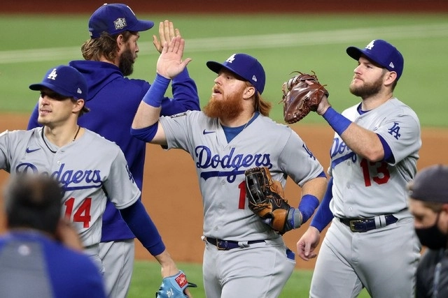 Jugadores de los Dodgers de Los Ángeles festejan al termino del juego. Foto Afp