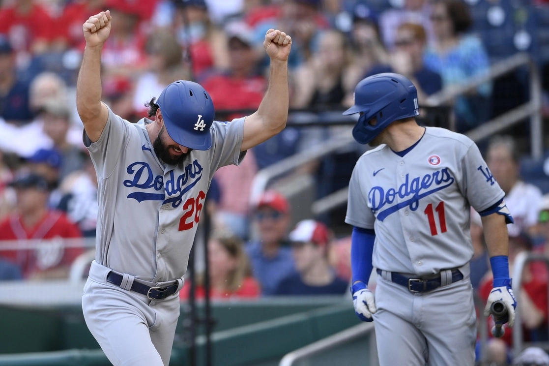 Tony Gonsolin, celebra la victoria de los Dodgers. Foto Ap