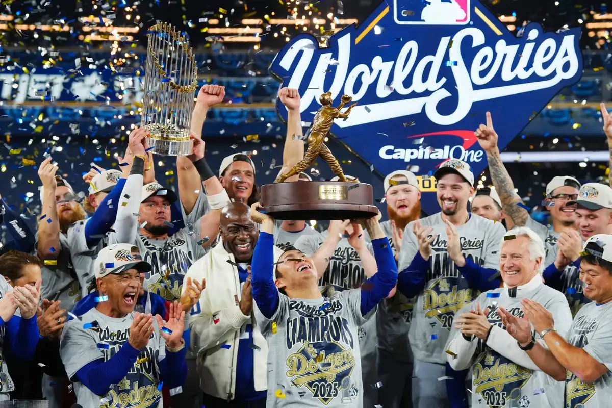 Los Dodgers celebran el bicampeonato de las Grandes Ligas y el nombramiento del pitcher japonés Yoshinobu Yamamoto (centro) como el Jugador Mas Valioso de la Serie Mundial. Foto