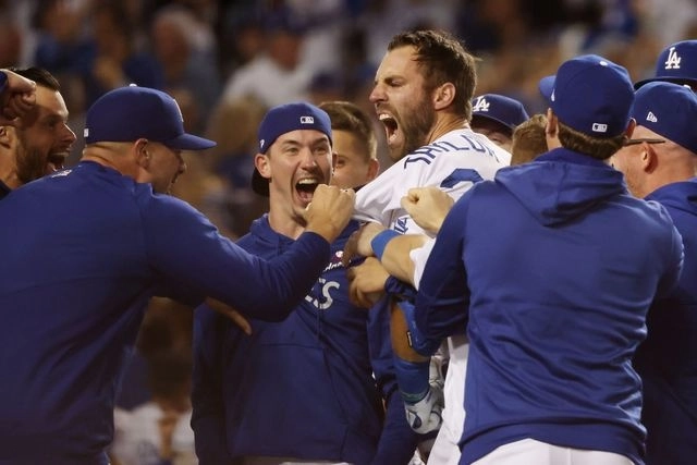 Chris Taylor festeja tras anotar el homerun del triunfo durante el juego. Foto Afp