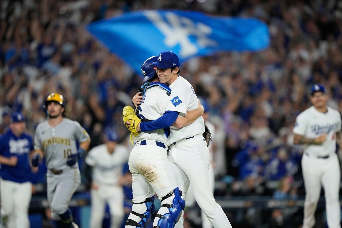 Shohei Ohtani, de los Dodgers de Los Ángeles, celebra en el dugout tras su jonrón contra los Cerveceros de Milwaukee durante la séptima entrada del cuarto juego de la Serie de Campeonato de la Liga Nacional, el viernes 17 de octubre de 2025, en Los Ángeles. Foto