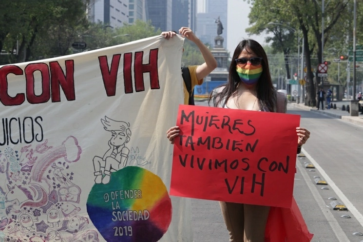 Personas que viven con VIH, durante una movilización en calles de CDMX. Foto Roberto García Ortiz / Archivo