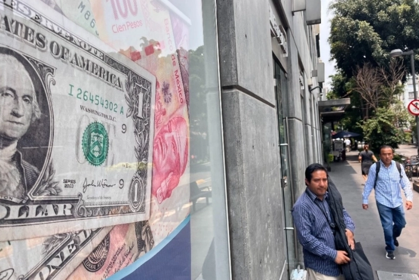 Contrario a la expectativa, el dólar estadunidense se fortaleció luego el atentado al ex presidente Donald Trump. Foto Luis Castillo