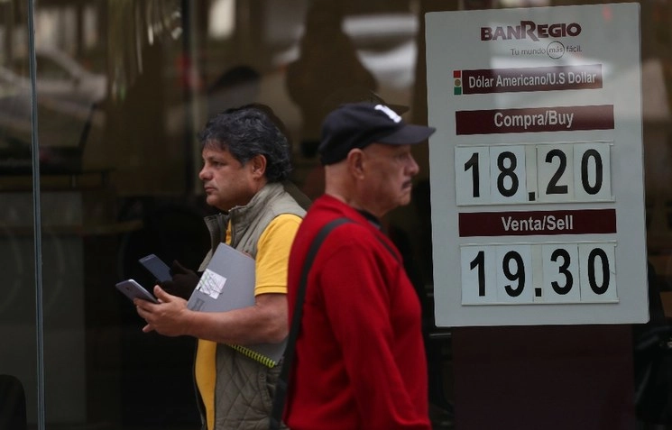 Cotización de la moneda mexicana y la de EU en bancos de México. Foto Yazmín Ortega Cortés/Archivo