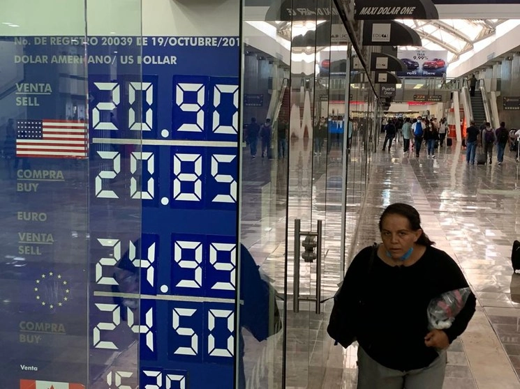 El dólar se cotiza en 20.90 pesos en casas de cambio en del Aeropuerto Internacional de la Ciudad de México, el 18 de junio de 2020. Foto José Antonio López