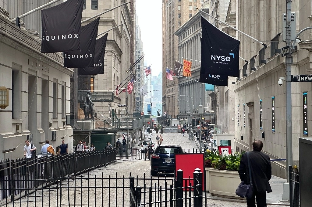  Un hombre camina por Wall Street acercándose a la Bolsa de Valores de Nueva York, a la derecha, el 26 de junio de 2024, en Nueva York. Foto Ap
