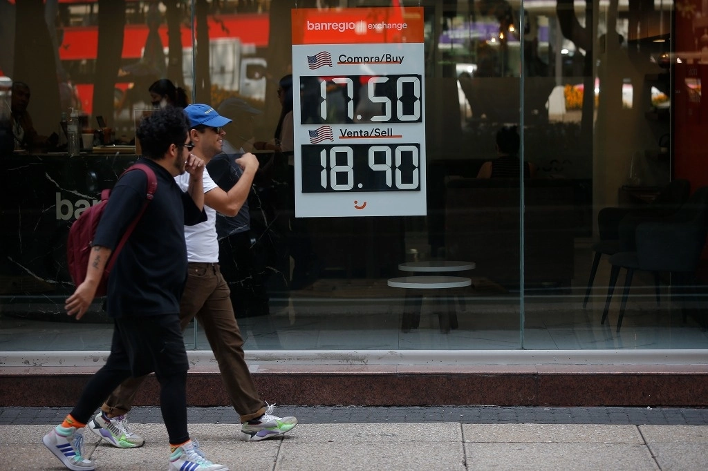 El comportamiento de los mercados cambiarios están fuertemente influenciados por la expectativa de que la Reserva Federal empezará a recortar su tasa de interés a inicios de 2024. Foto María Luisa Severiano / Archivo
