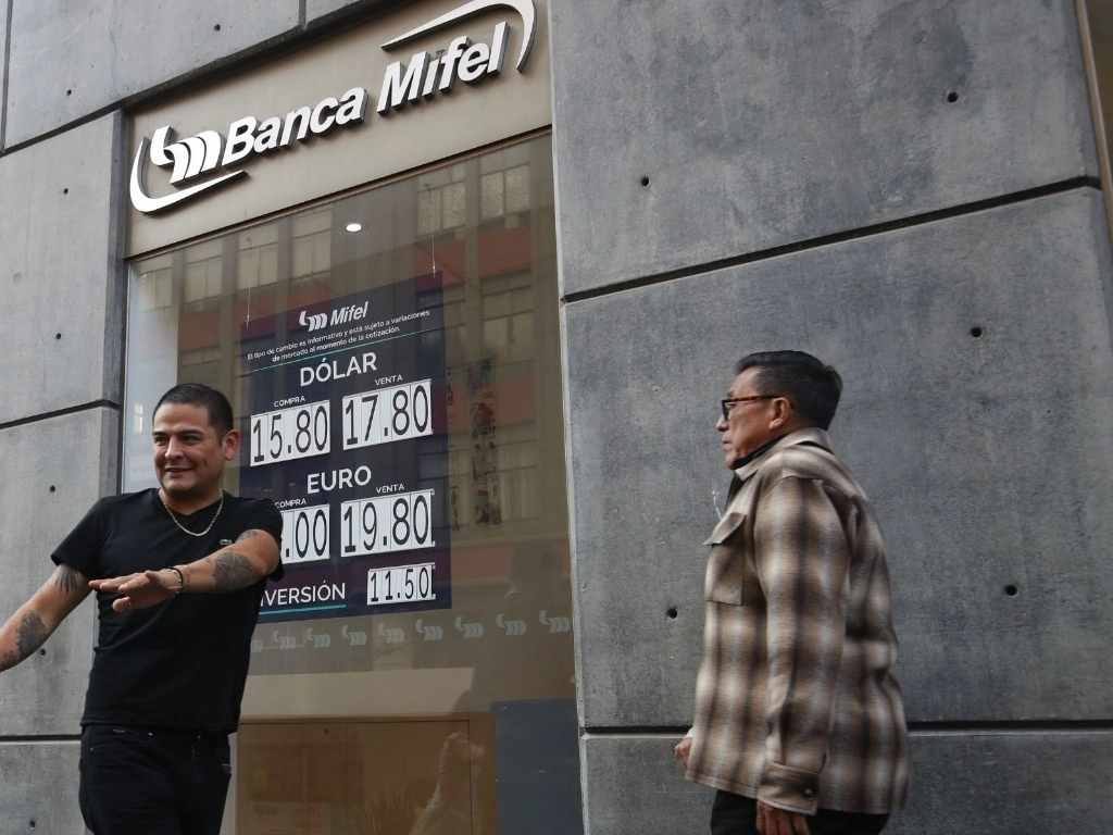 Cotización del dólar en una sucursal bancaria en la Ciudad de México. Foto Yazmín Ortega Cortés / Archivo