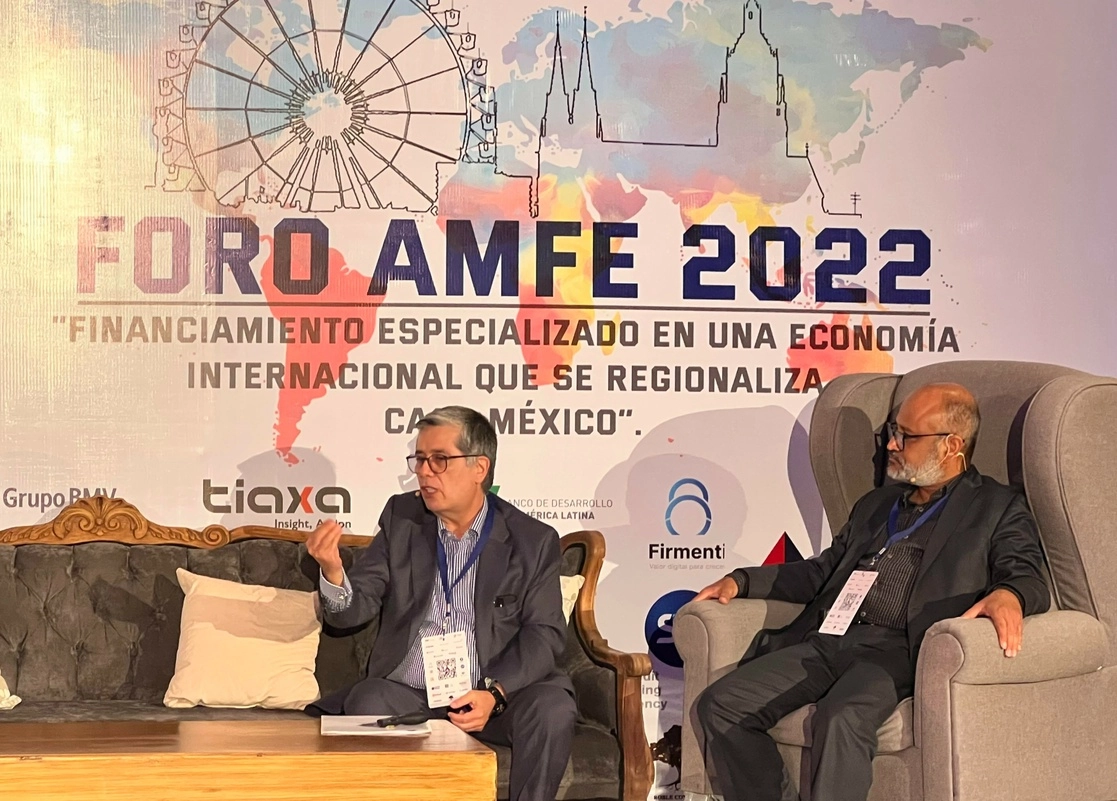 Amador Guil-liem Acevedo, director comercial en Buró de Crédito (c) durante el foro AMFE. Foto La Jornada
