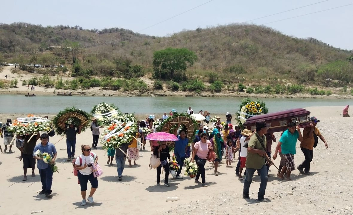 Familiares de Marco Antonio Suástegui, integrantes de la policía comunitaria de Cacahuatepec y habitantes de ese poblado en Acapulco, Guerrero, trasladaron ayer el féretro con el cuerpo del vocero del Cecop a la parroquia de San Pedro Apóstol, en esa comunidad, donde realizaron una misa de cuerpo presente. Foto 
