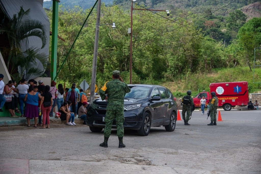 Personas en situación de desplazamiento forzado se manifestaron para exigir al estado paz en sus comunidades y una mesa de diálogo con las autoridades para que les brinden la seguridad necesaria para poder regresar a sus hogares en Tila, el 11 de junio de 2024. Foto Cuartoscuro / La Jornada
