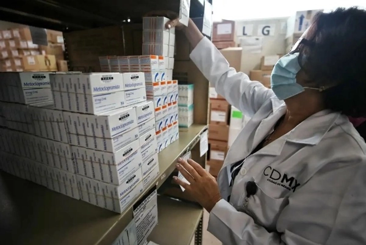 Personal de salud revisa diversos medicamentos en imagen de archivo. Foto 