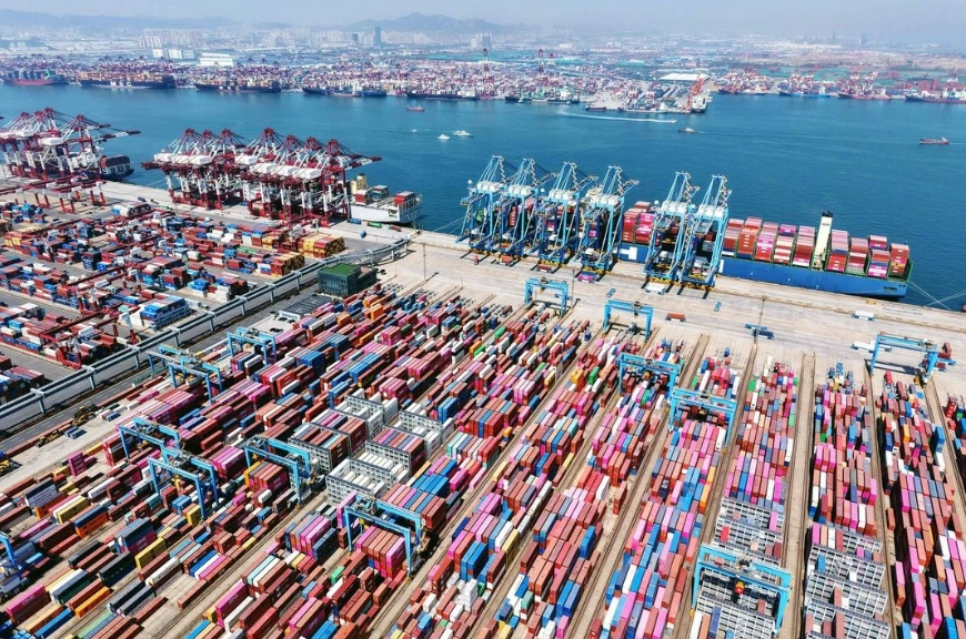 Buques portacontenedores en el puerto de Qingdao, provincia oriental china de Shandong. 