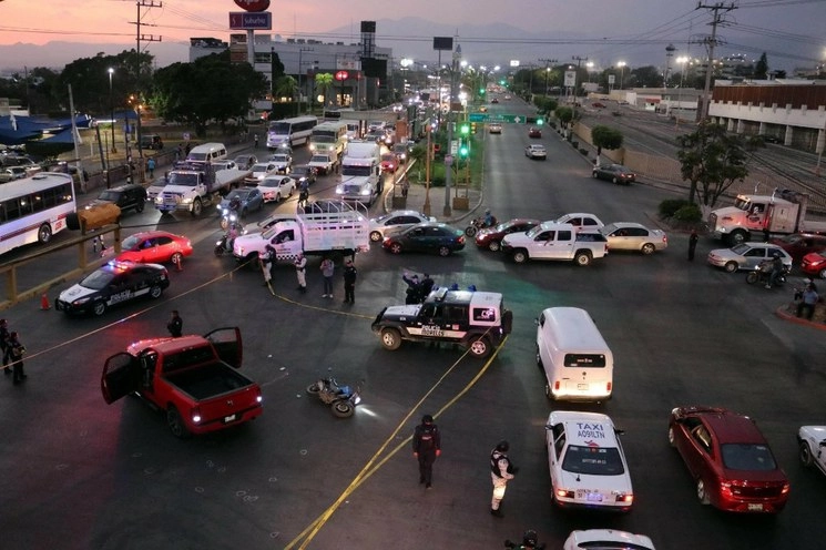 Acorde a los números, en lo que va del año, mil 605 personas han sido asesinadas, un promedio de 84.5 cada día. La imagen, en Jiutepec, Morelos, luego que un individuo que conducía una camioneta color rojo fue acribillado a balazos. Foto Cuartoscuro / archivo 