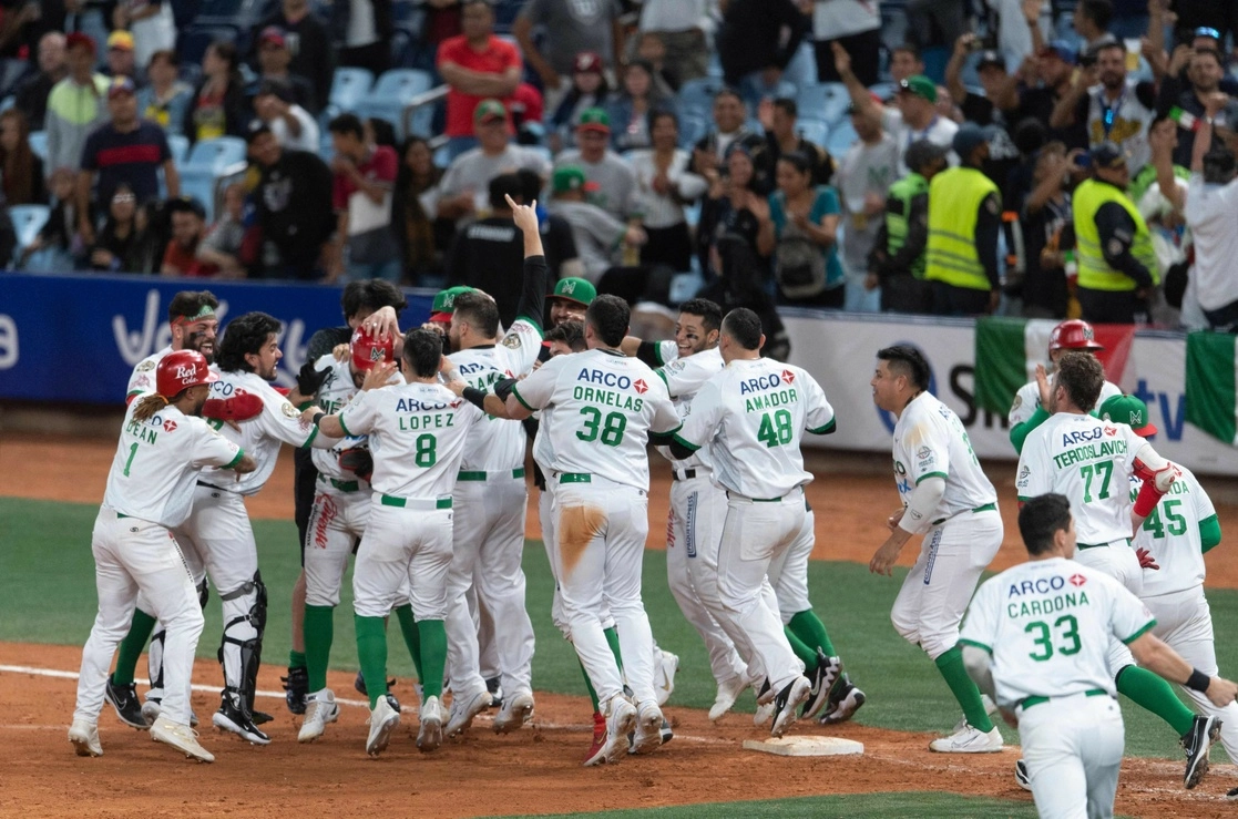 El equipo mexicano celebra su triunfo ante los Vaqueros de Colombia en la Serie del Caribe. Foto Afp