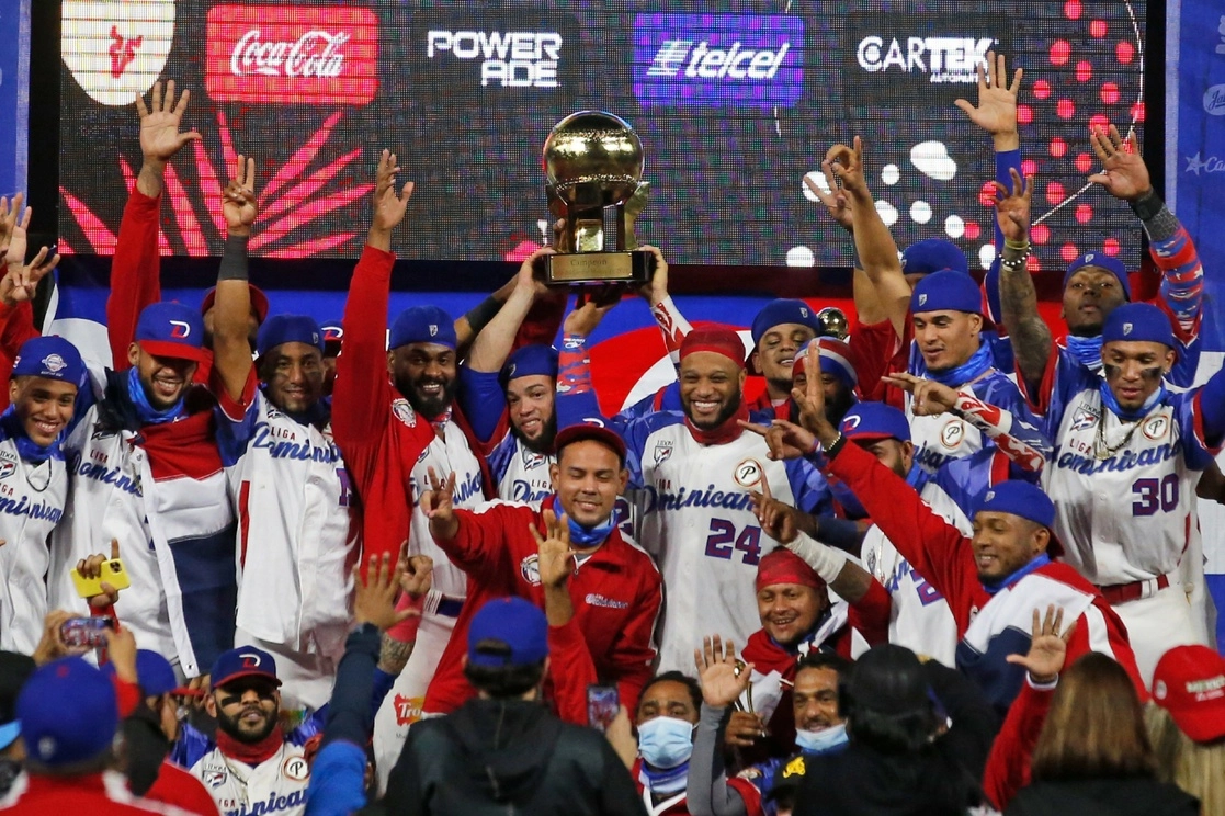 El equipo dominicano, trofeo en mano, celebra el título que obtuvo en la Serie del Caribe, tras derrotar a Puerto Rico, en Mazatlán,  l stadium in Mazatlan, Sinaloa, el 6 de febrero de 2021. Foto Ap