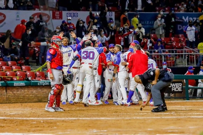 La escuadra de Dominicana celebra su pase a la final. Foto Serie del Caribe