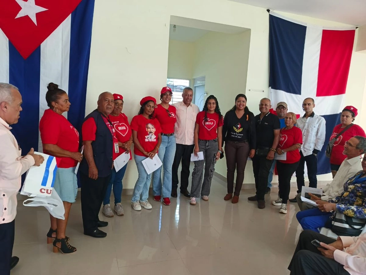 Dominicanos y cubanos conmemoraron este martes el noveno aniversario del fallecimiento del líder de la revolución Fidel Castro, en un acto en el salón de Cuba del Festival Cultural Hermanas Mirabal, dedicado a la nación caribeña. Foto