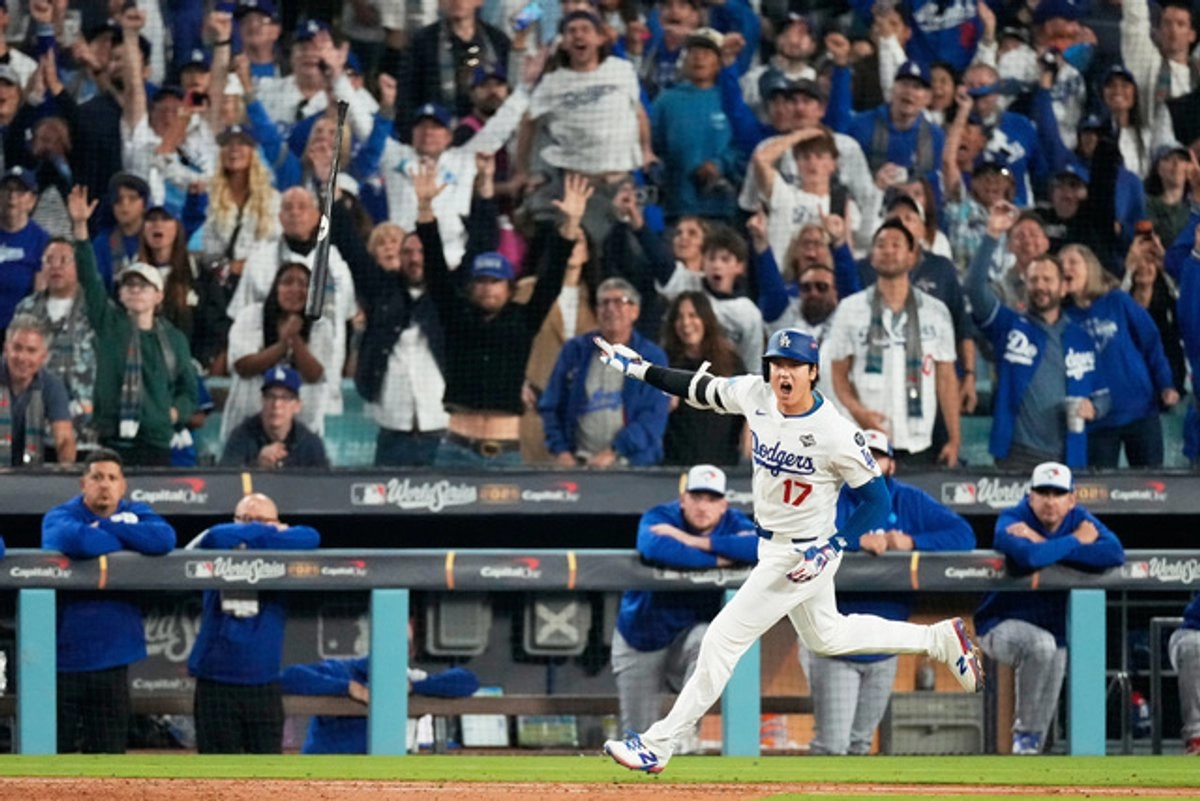 Shohei Ohtani, de los Dodgers de Los Ángeles, celebra su jonrón contra los Azulejos de Toronto durante la séptima entrada del tercer partido de la Serie Mundial de beisbol. Foto 