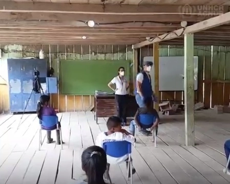 La Agencia de las Naciones Unidas para los Refugiados (Acnur) distribuye 80 mil paquetes de útiles escolares entre estudiantes de escuelas públicas de comunidades mexicanas. Imagen tomada de un video difundido por el organismo a través del Twitter de @ACNURamericas