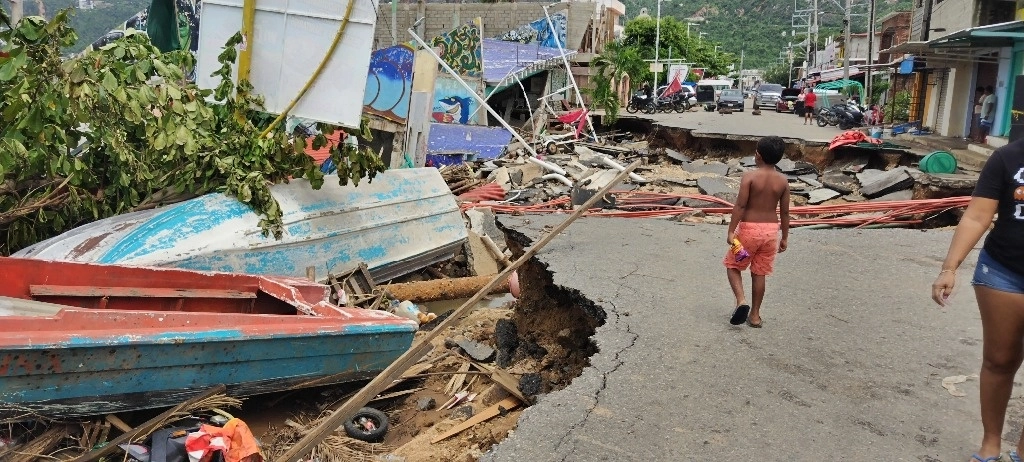 Daños en Acapulco causados por el huracán 'John'. Foto Héctor Briseño 