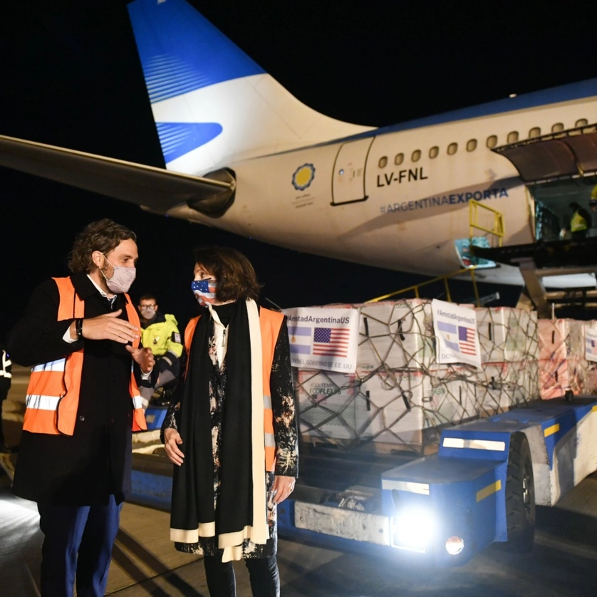 Santiago Cafiero (izq.), jefe de Gabinete de Argentina durante la llegada de uno de los aviones que traía las vacunas. Foto @SantiCafiero