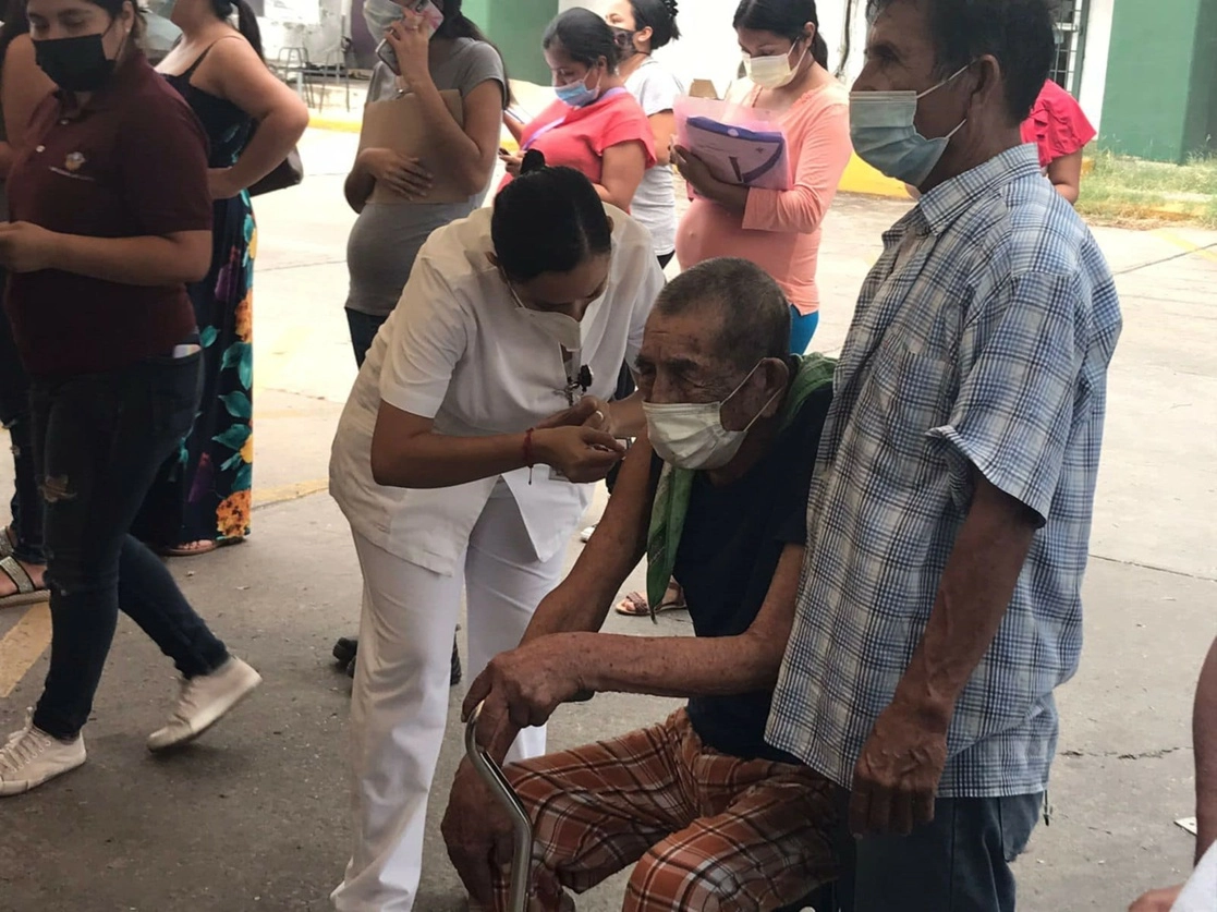Además, se vacunó a personas rezagadas en su esquema. Foto 'La Jornada'