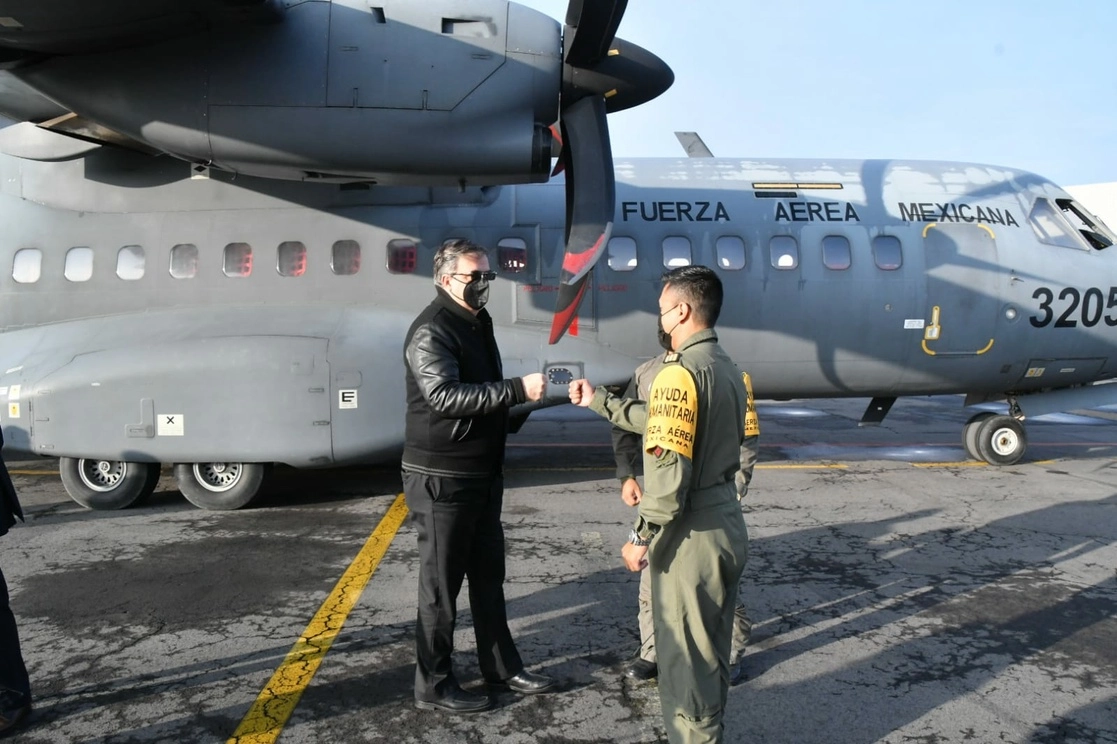Los cargamentos salieron esta mañana desde el AICM en dos aviones de la Fuerza Aérea Mexicana, en uno de los cuales viaja el canciller Marcelo Ebrard Casaubón. Foto tomada del Twitter de @m_ebrard

